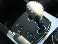 De versnellingsbak is ook handmatig te bedienen, met een knop op de pook of toetsen op het stuur.