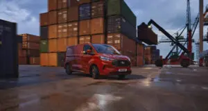 Gloednieuw en awardwinning: de Ford Transit Custom is nu fors voordeliger dan volgend jaar.
